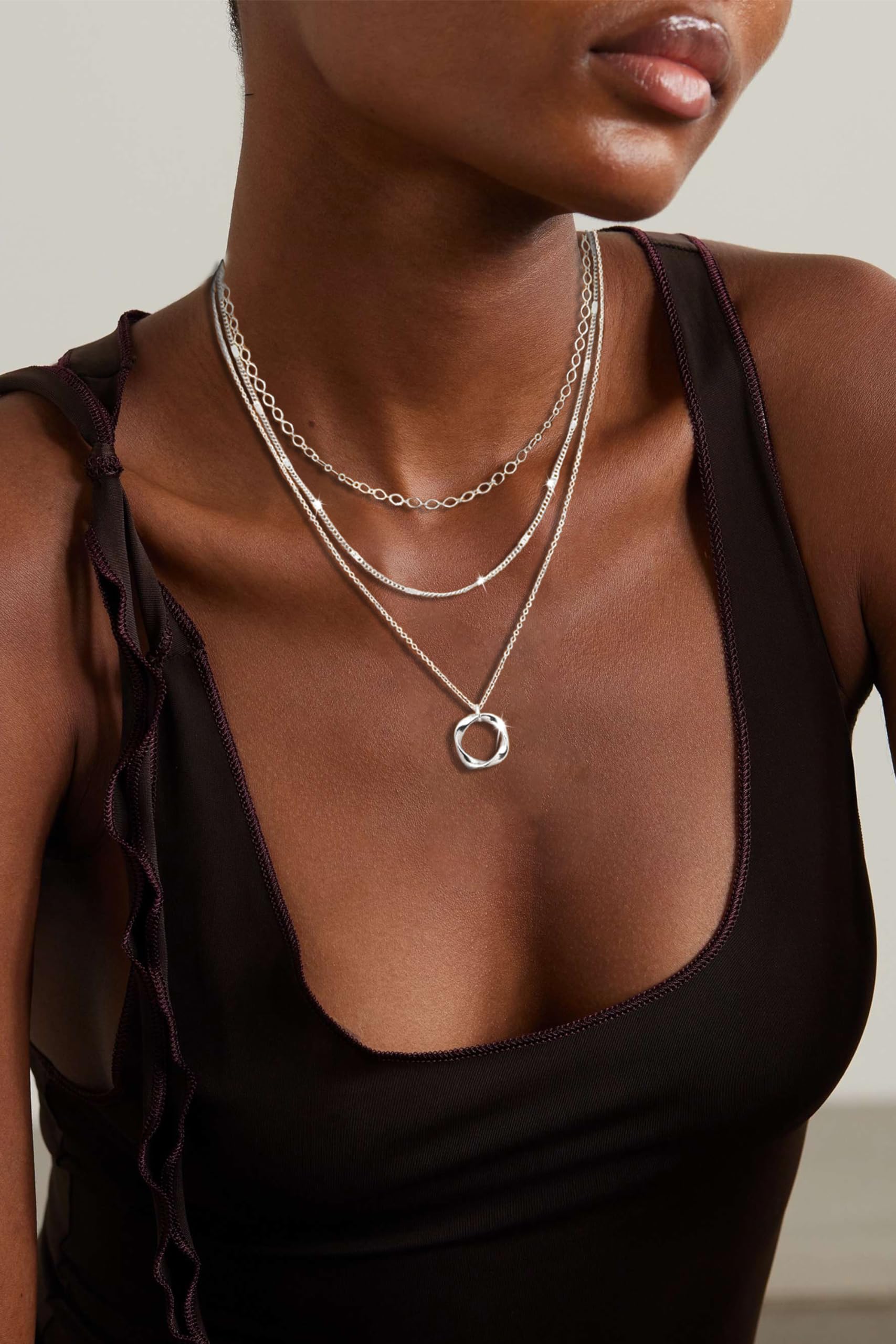 Cuzmly layered strip necklace with bold lines for sleek layering.