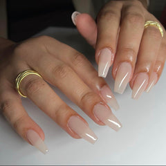 Daisy DND Perfect Nude lacquer bottle with a glossy finish for a polished look.