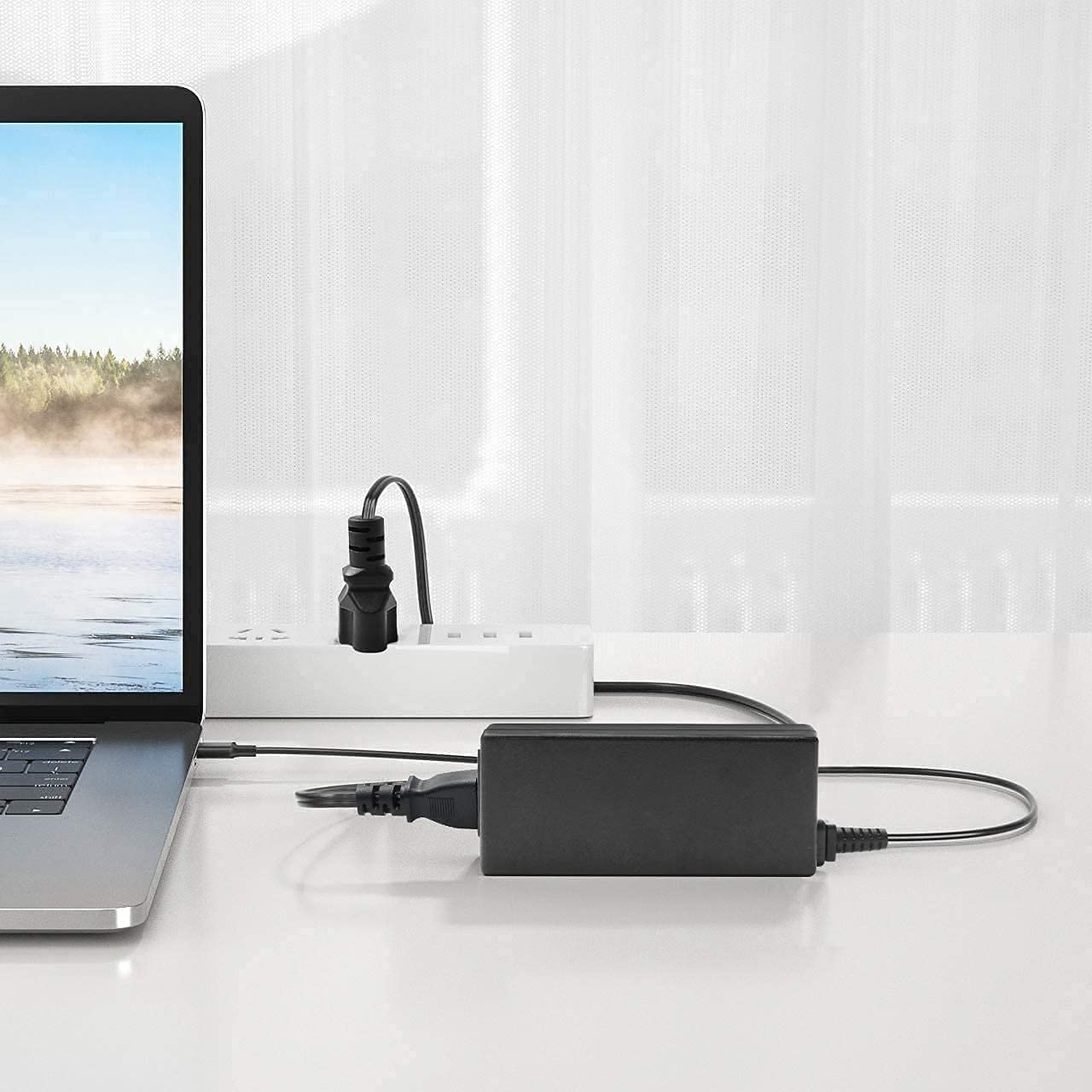 Packaging of the DECSZDY charger for travel-friendly use