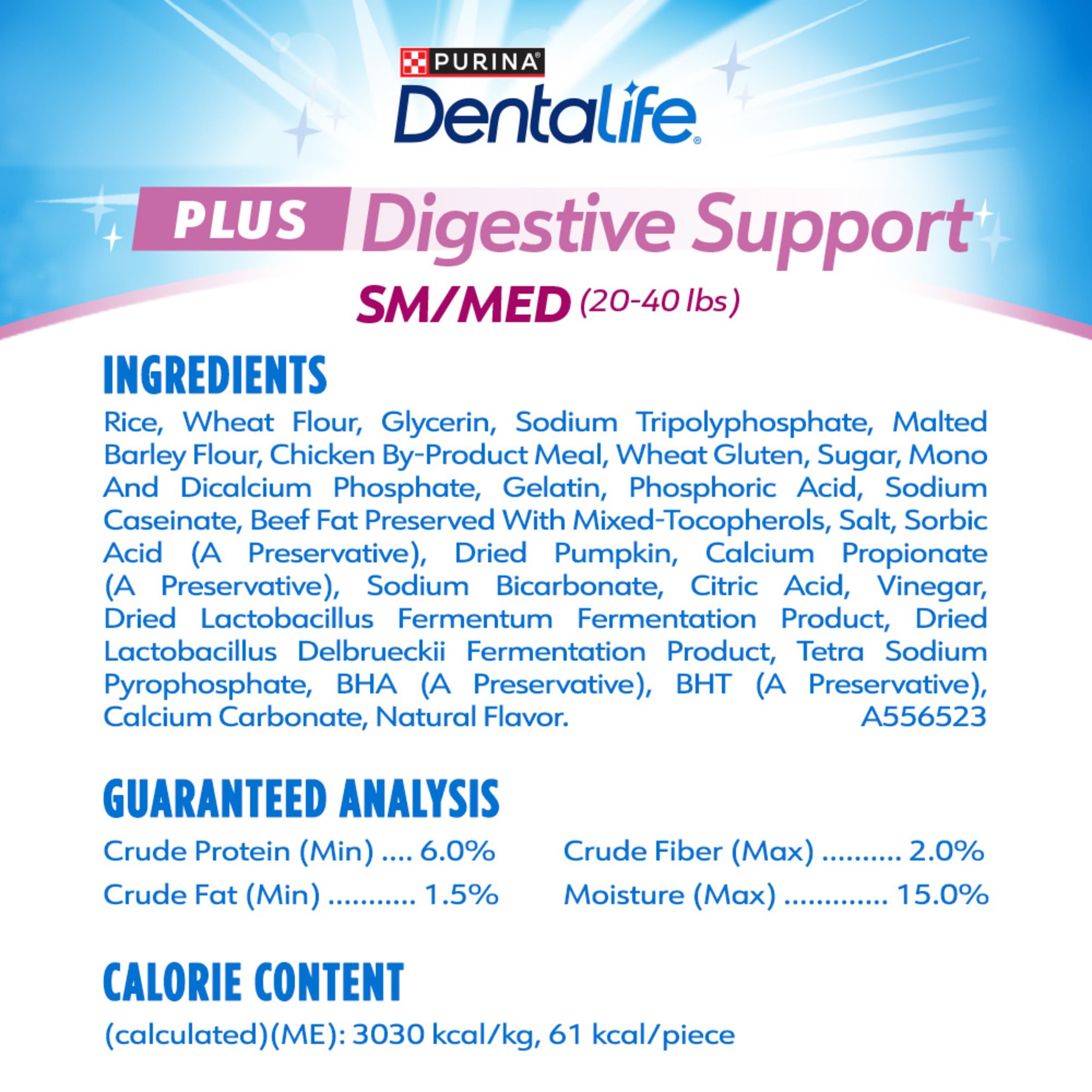 Chien savourant une friandise DentaLife Plus goût poulet-courge