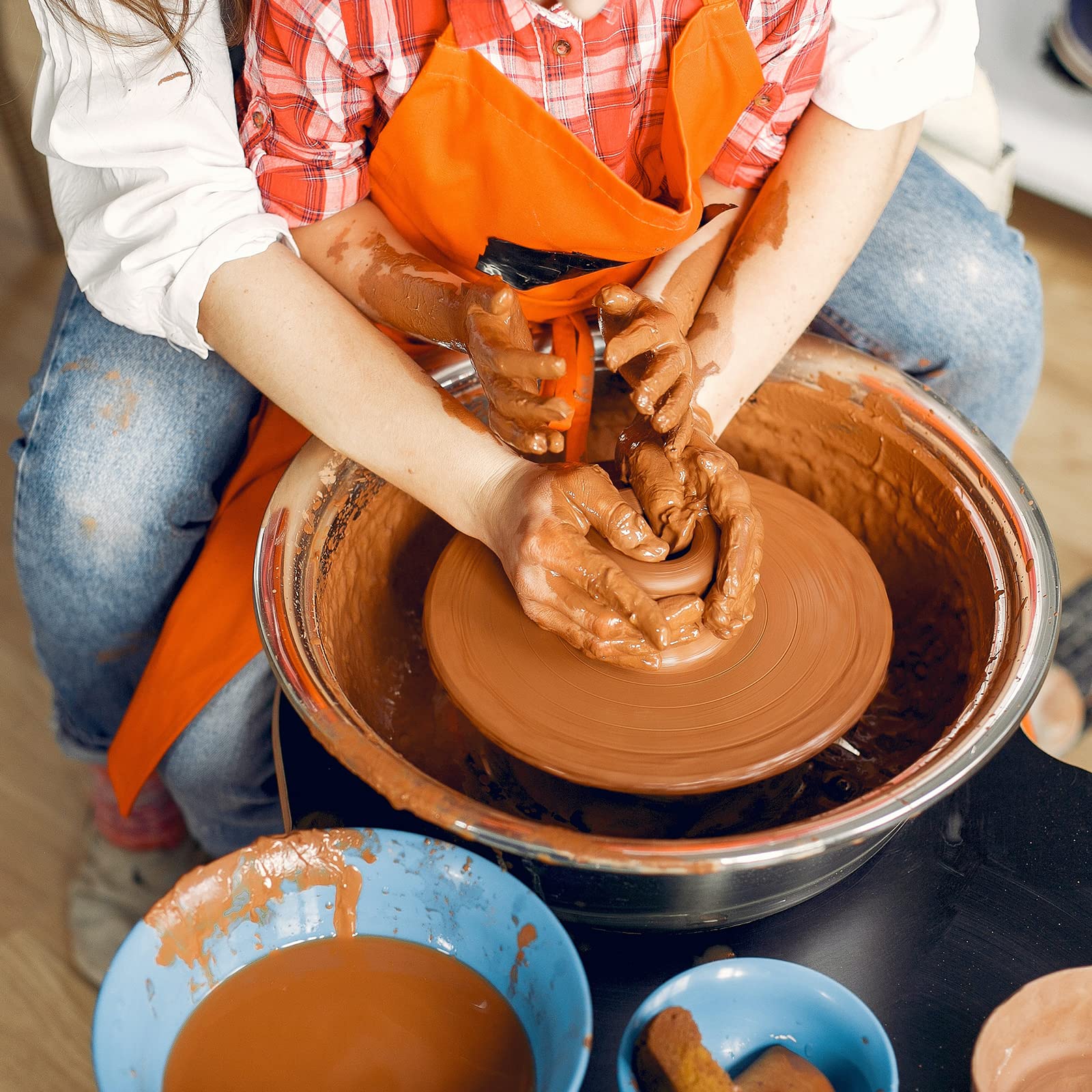 Deouss wheel-throwing clay action shot highlights smooth plasticity for precise forms.