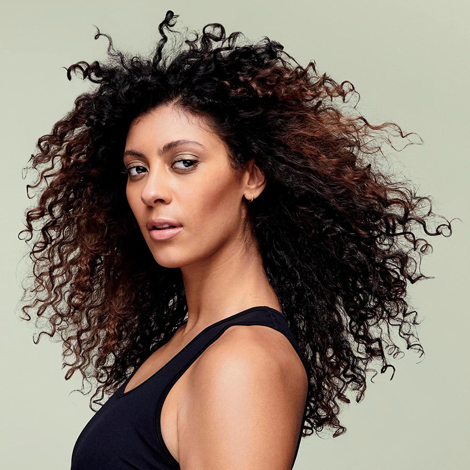 Maintains shine and moisture for healthier-looking curls