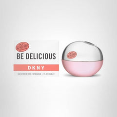 Jasmine petals and blond woods create a smooth, lasting finish on the skin