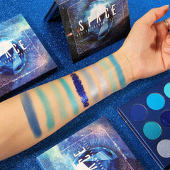 Docolor Eyeshadow Palette blue shimmer shades for luminous highlights.