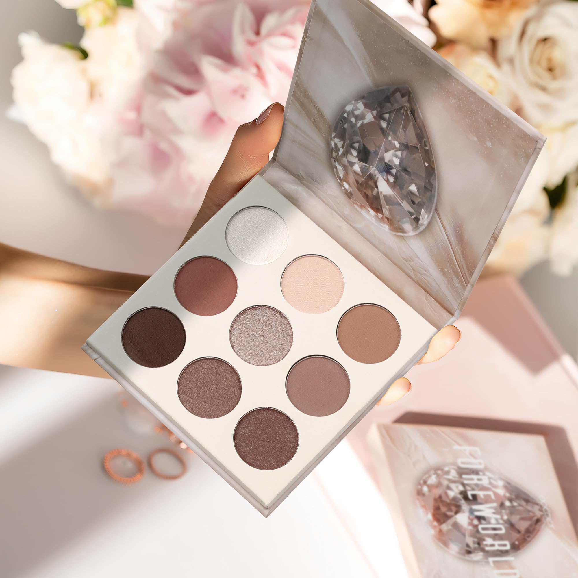 Docolor Glimmer foils provide radiant contrast to brighten neutral looks.