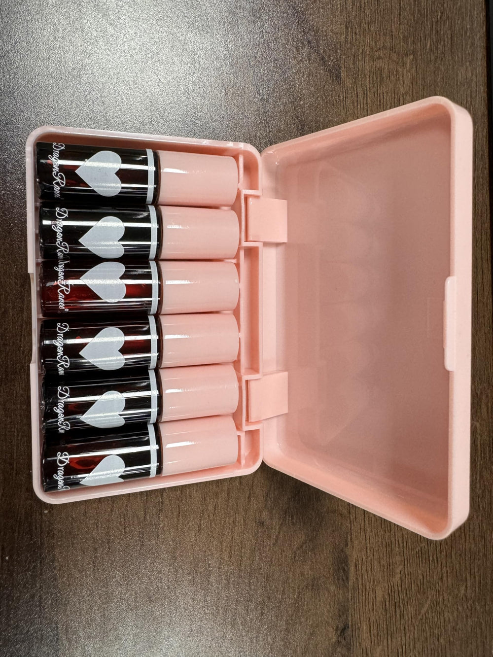Eakroo non-transfer lip tint demonstrates mess-free wear