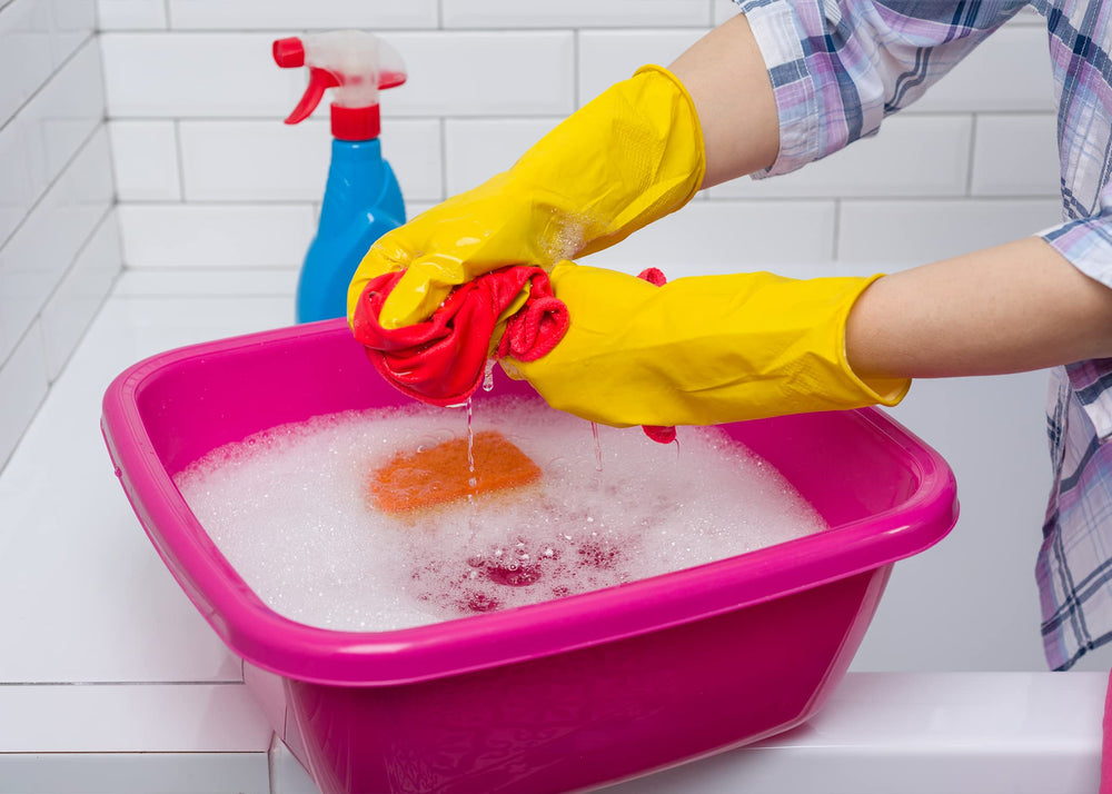 Earthborn Elements Borax Powder deodorizes garbage pails and bins effectively.