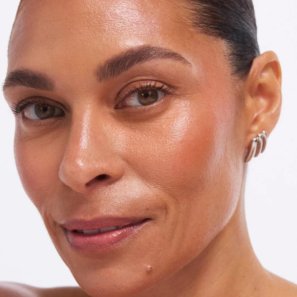 EarthsCure Glow Trio highlighter-stick closeup with soft radiance.