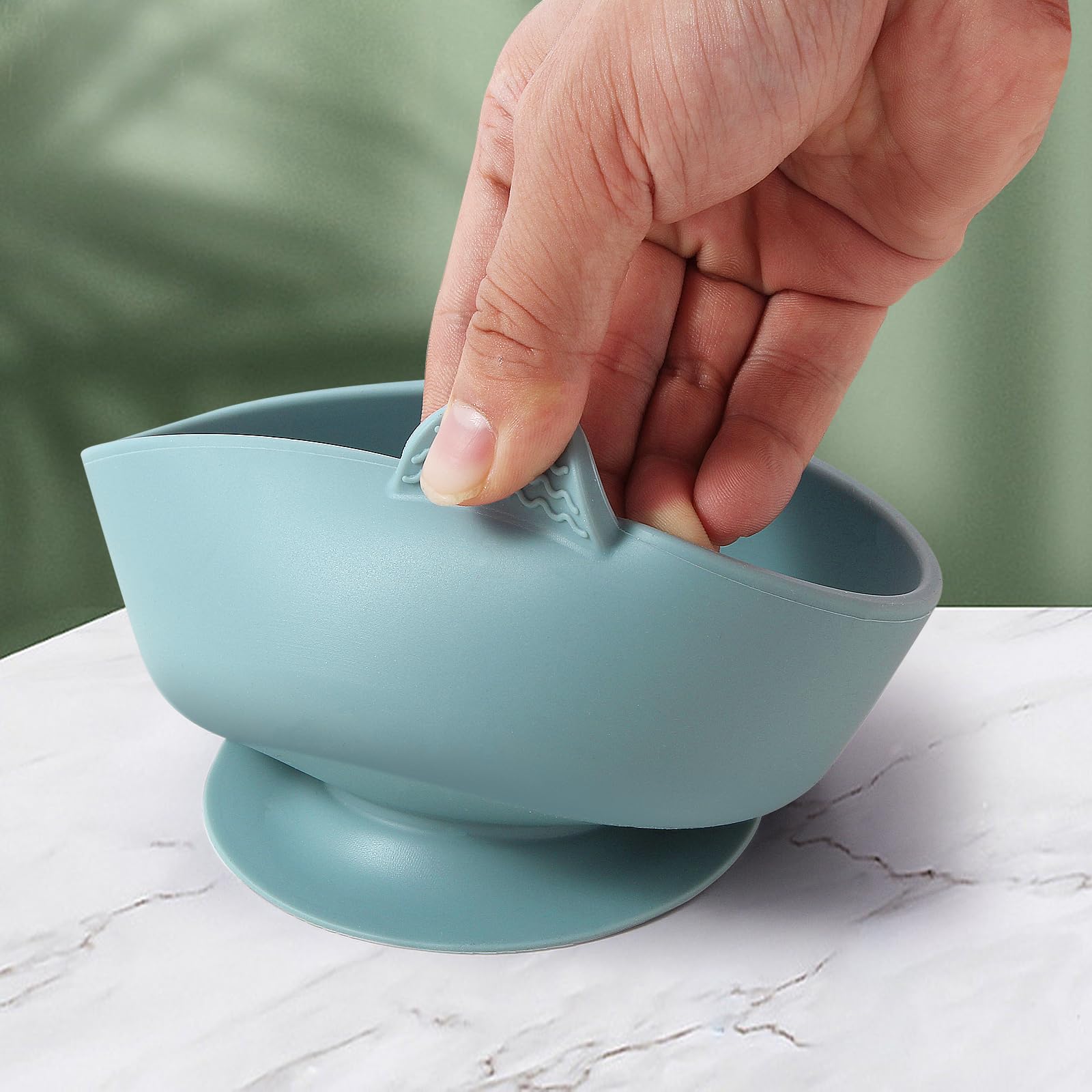 Eascrozn bowls made of 100% silicone are BPA-free and durable.
