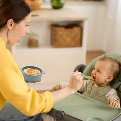 Bright, soft colors on Eascrozn spoons aid visual development and appetite.