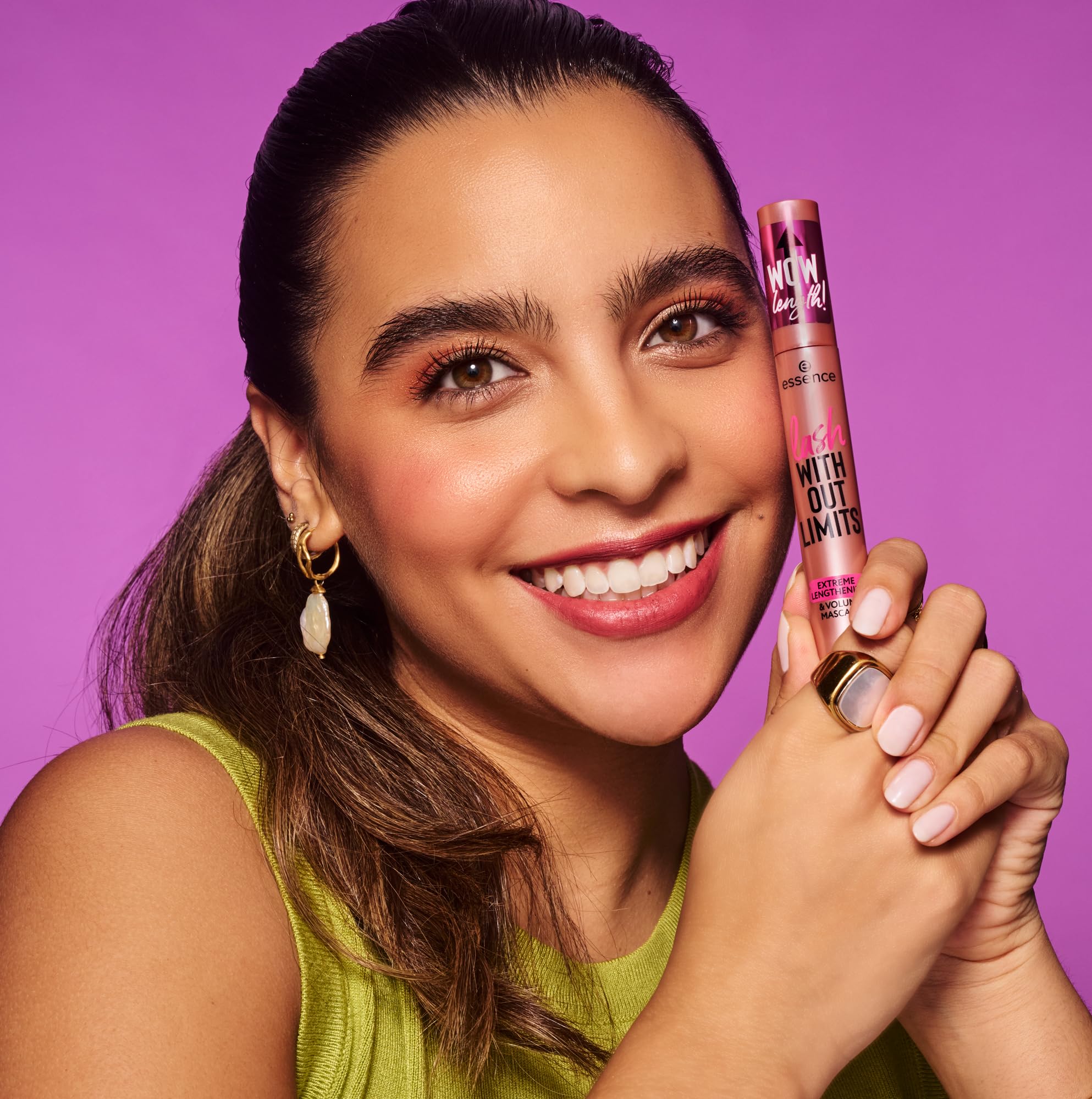 essence Lash Without Limits brush close-up featuring flexible wand design
