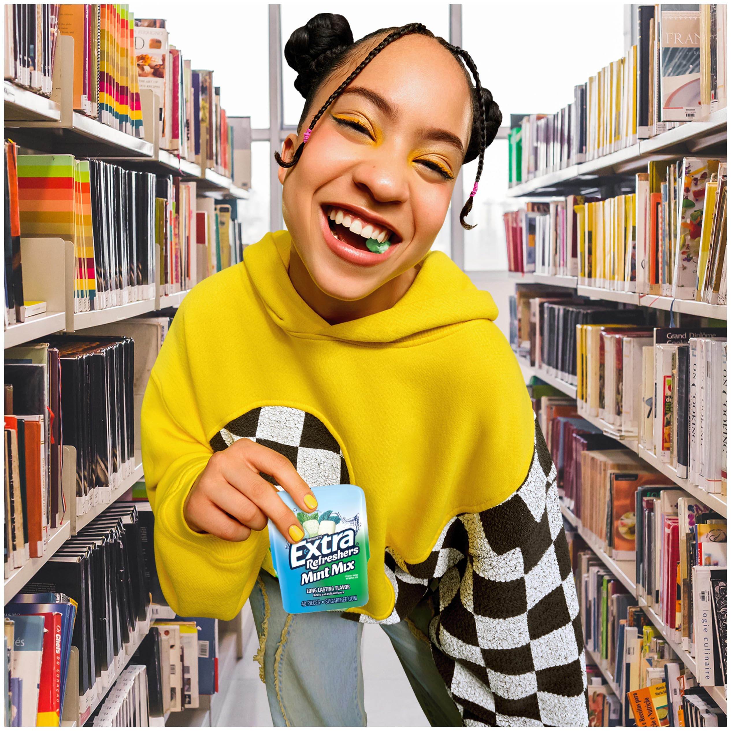Extra Refreshers Mint Mix Gum label close-up, highlights three flavors and long-lasting flavor.