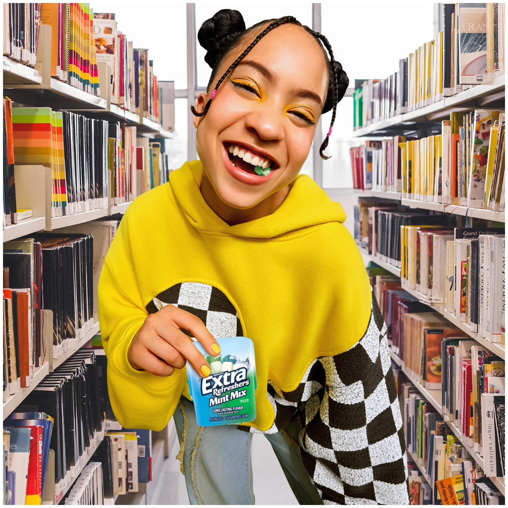 Extra Refreshers Mint Mix Gum label close-up, highlights three flavors and long-lasting flavor.