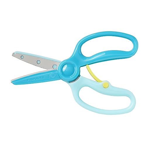 Wide handle loops provide a comfortable grip for little hands.