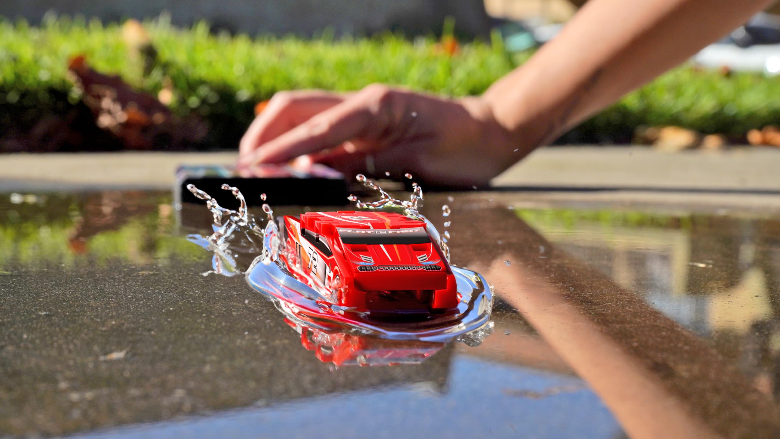 Flat 2 Fast no-batteries design boosts instant playtime.