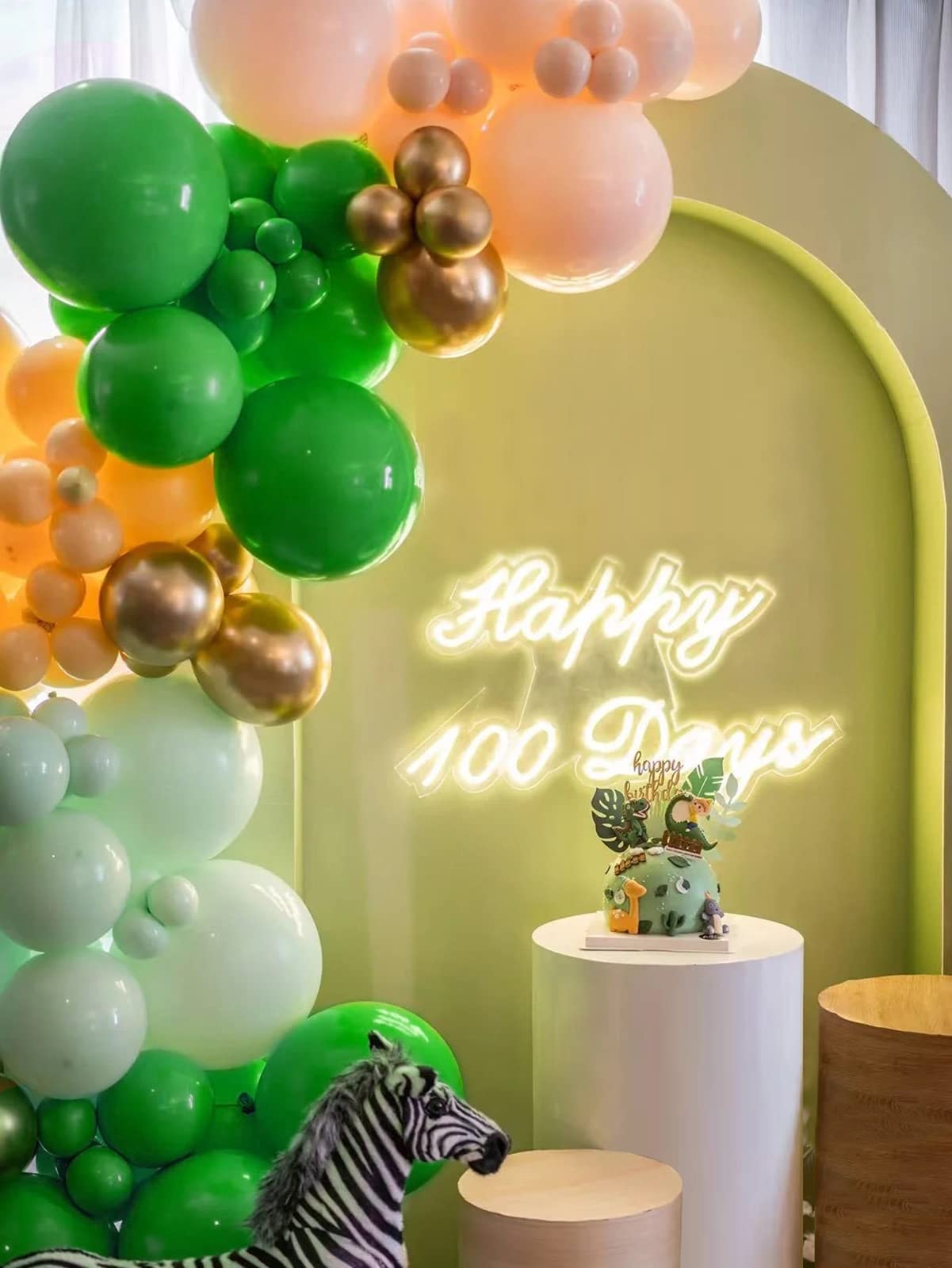 FOTIOMRG green balloons arch idea for festive garland.