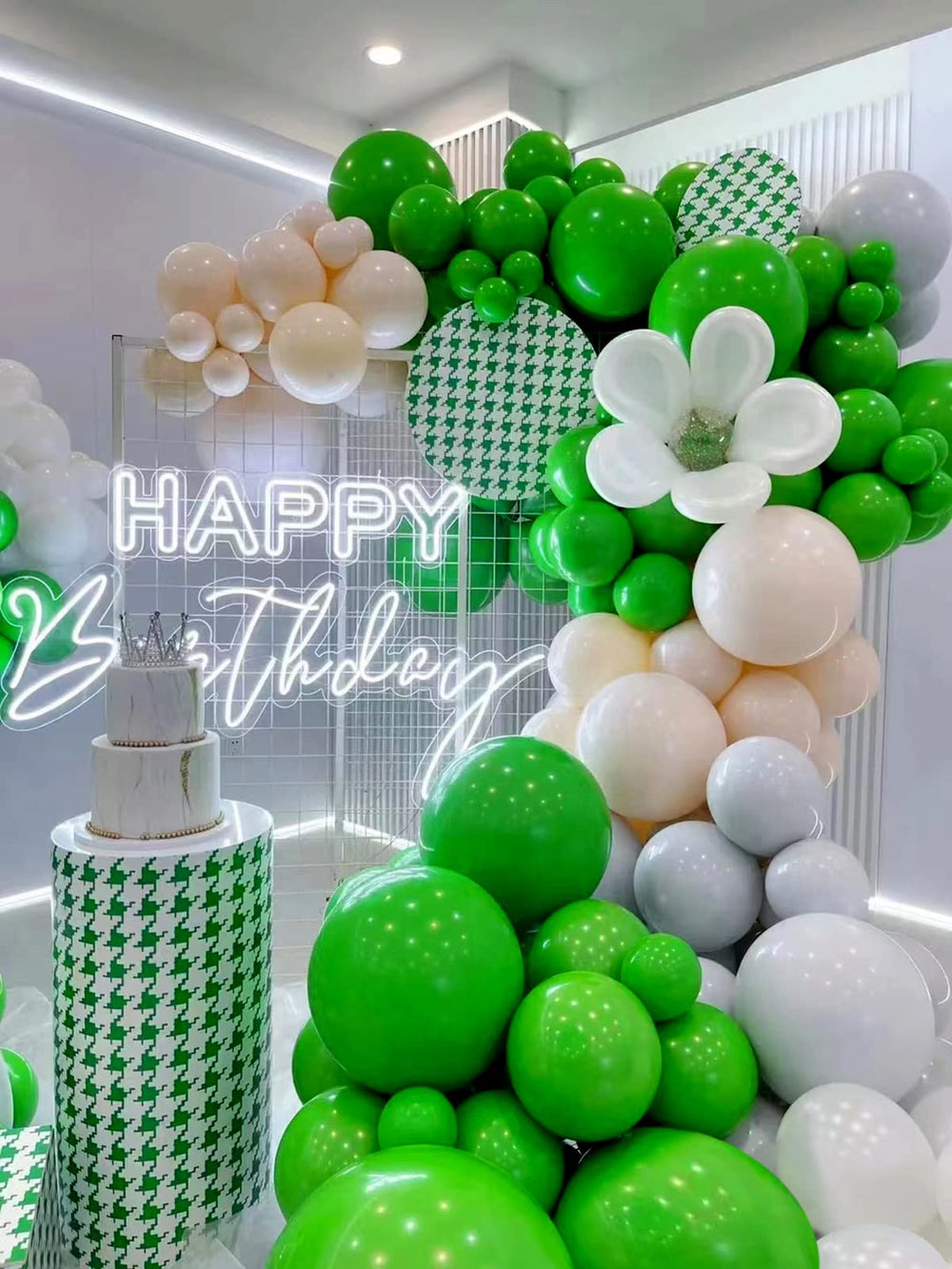 FOTIOMRG green balloons match color schemes for themes.