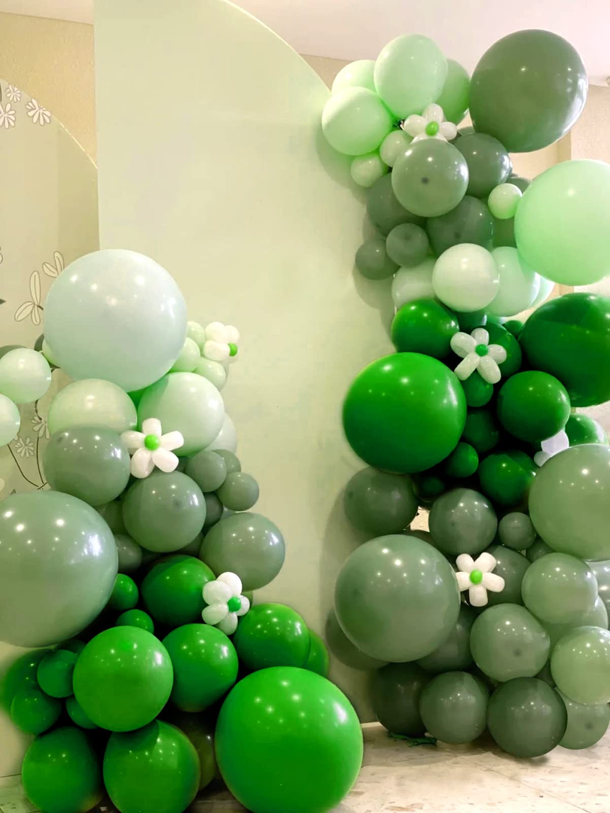 FOTIOMRG green balloons fit tropical-themed events.
