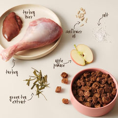 Full Moon – chien mange dans son bol, saveur appréciée.