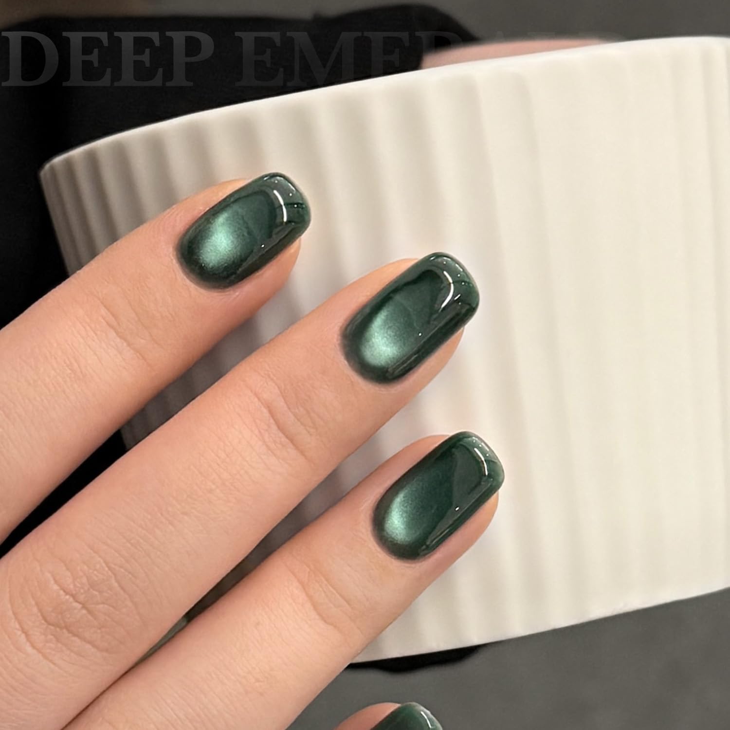 GAOY Jelly Green gel application on a fingertip demonstrating smooth coverage.