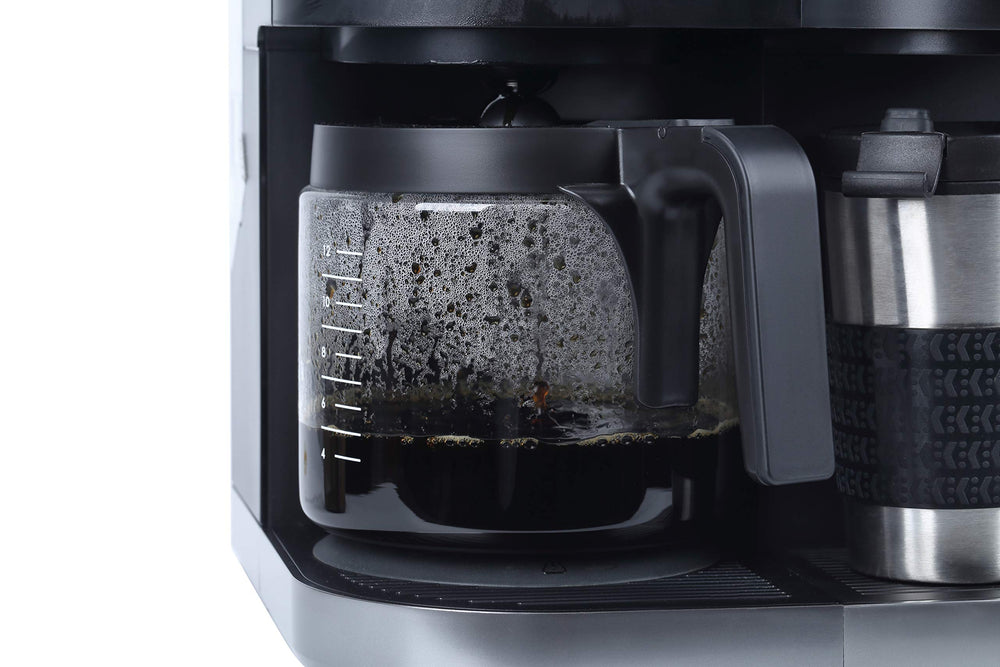 Geesta K-Duo filter pouring brew highlighting full flavor and aroma