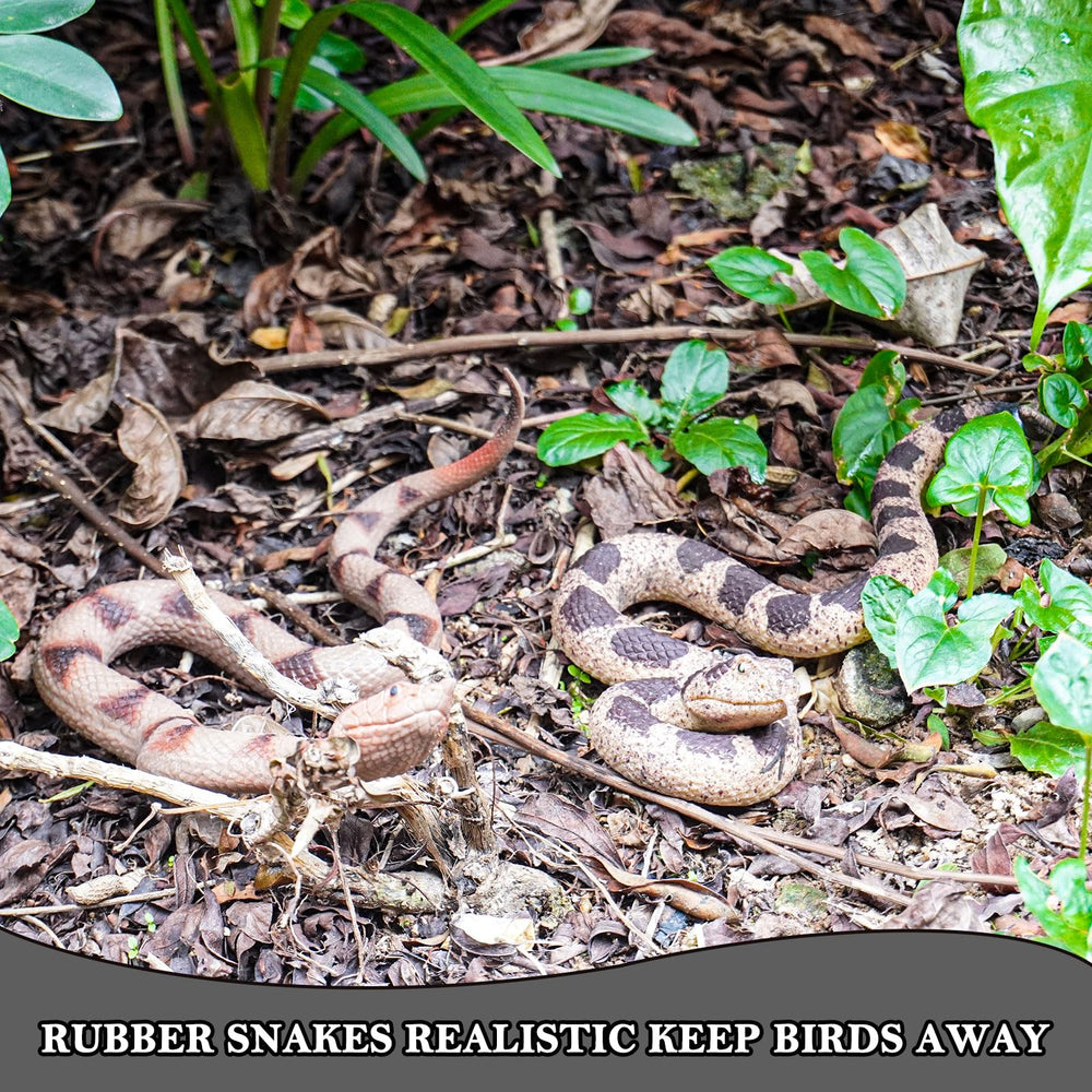 Gelabur rubber snake shows realistic texture for Halloween setups.