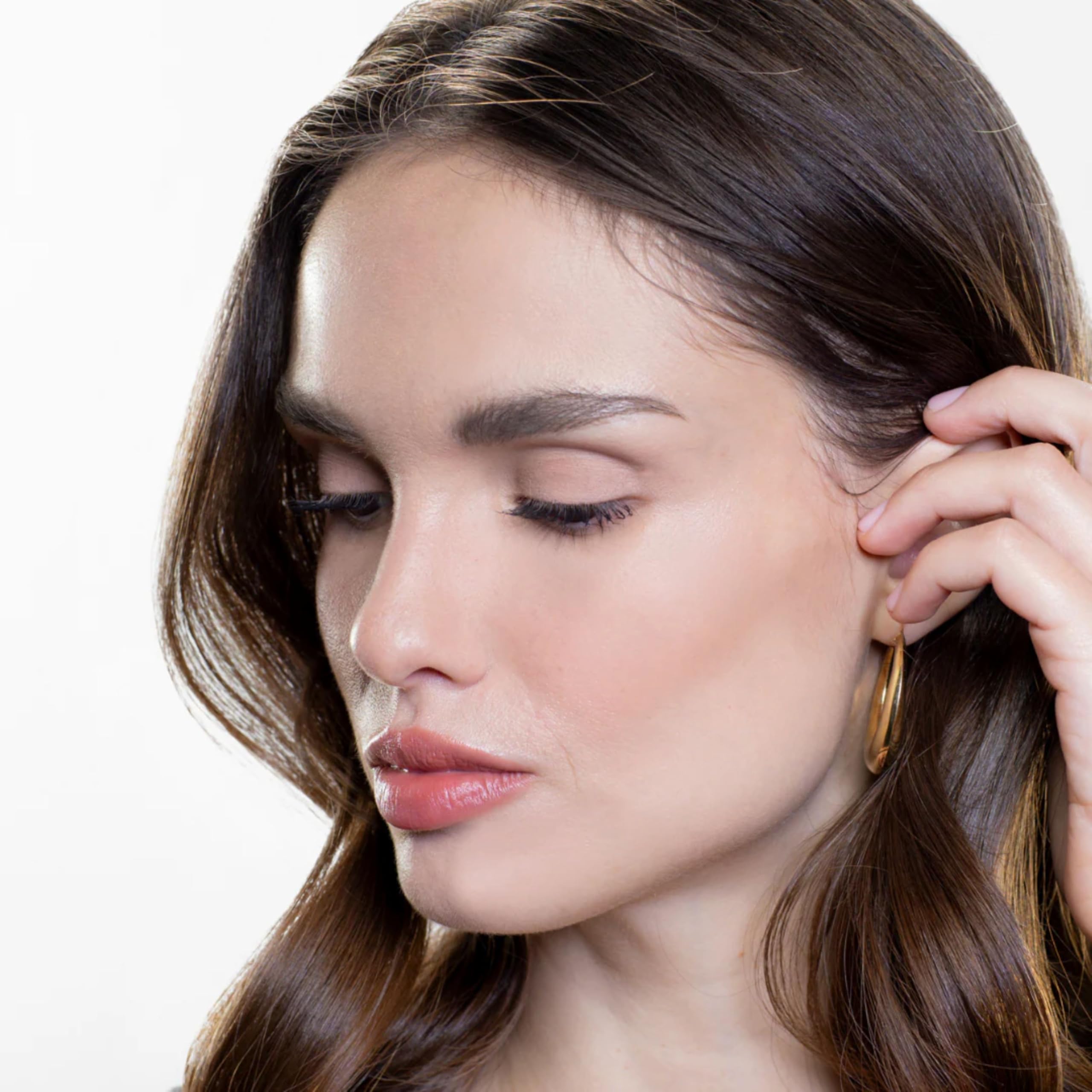 Gen See Mixed Media Matte Liquid Eyeshadow Linen blend demonstrates seamless color layering.
