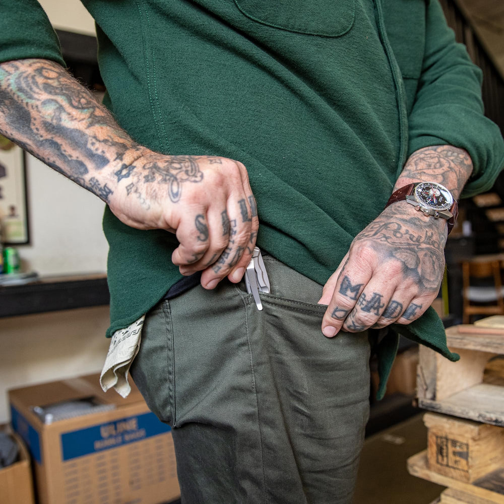 Paraframe Mini shows nail nick for easy opening during outdoor tasks.