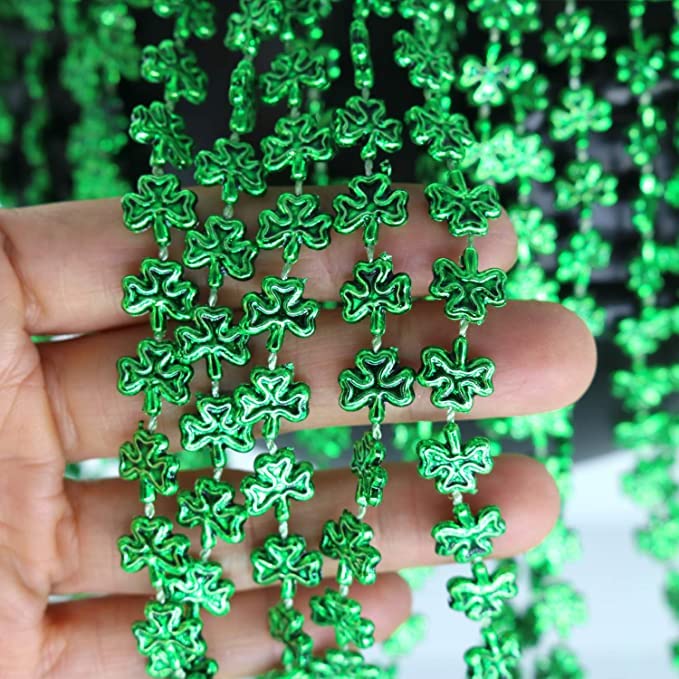 GiftExpress shamrock necklaces set for Mardi Gras creates festive photo moments.