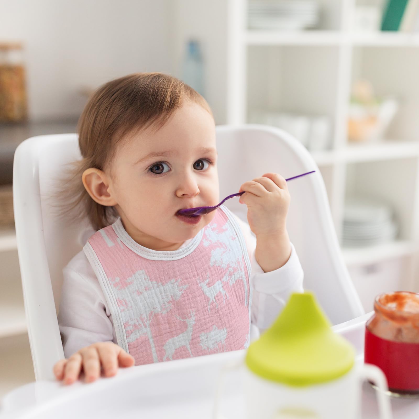 GLLQUEN BABY double-layer absorbent bib demonstrates superior spill capture.