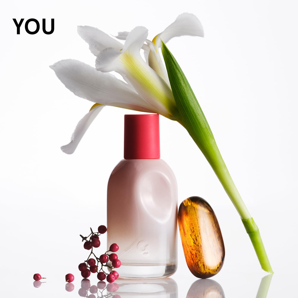 Glossier Rêve bottle close-up, gourmand buttercream hints for evening moments.