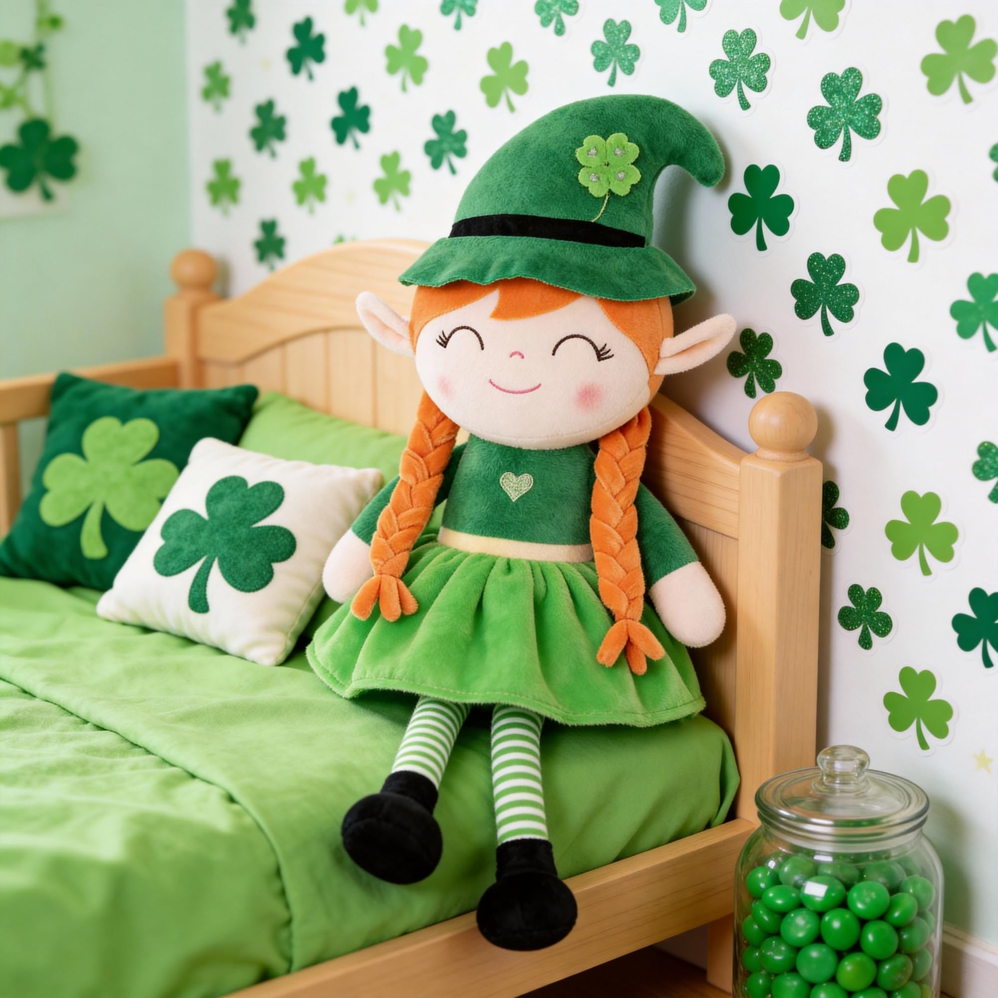 Gloveleya kid-friendly size plush fits little hands with ease.