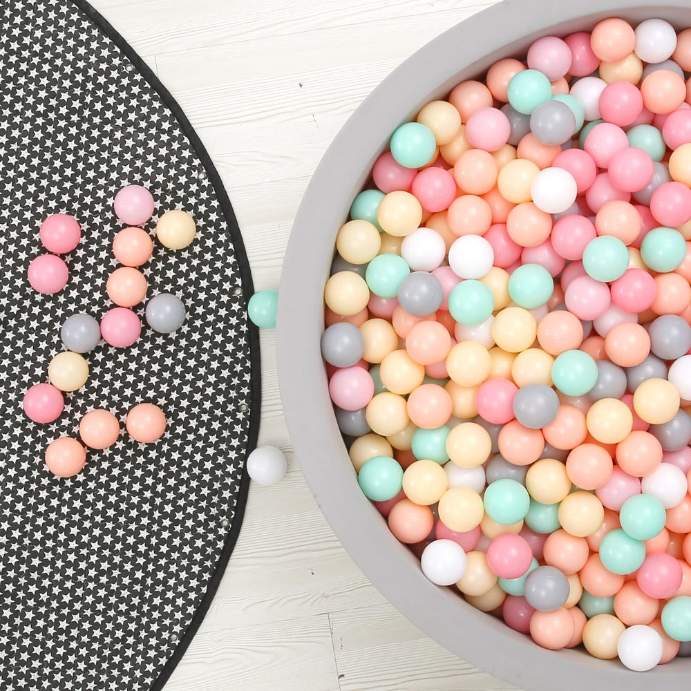 GOGOSO 100 pit balls used as photo props for lively family shots.