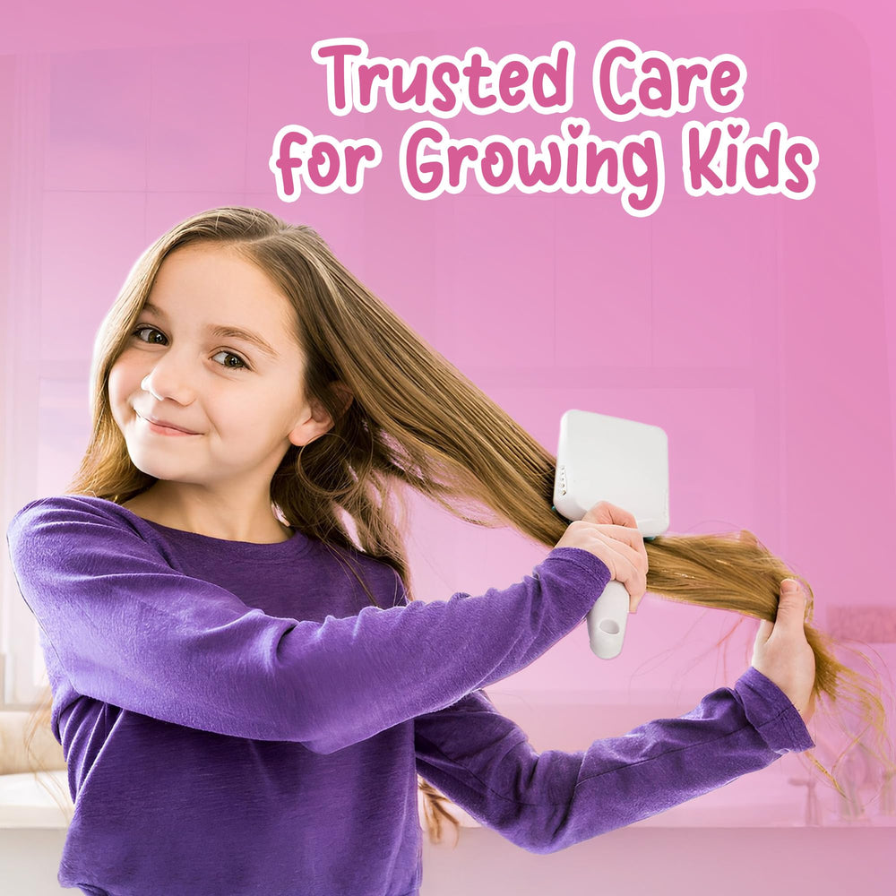 Grisi Ricitos Kids Chamomile spray being applied for detangling after bath
