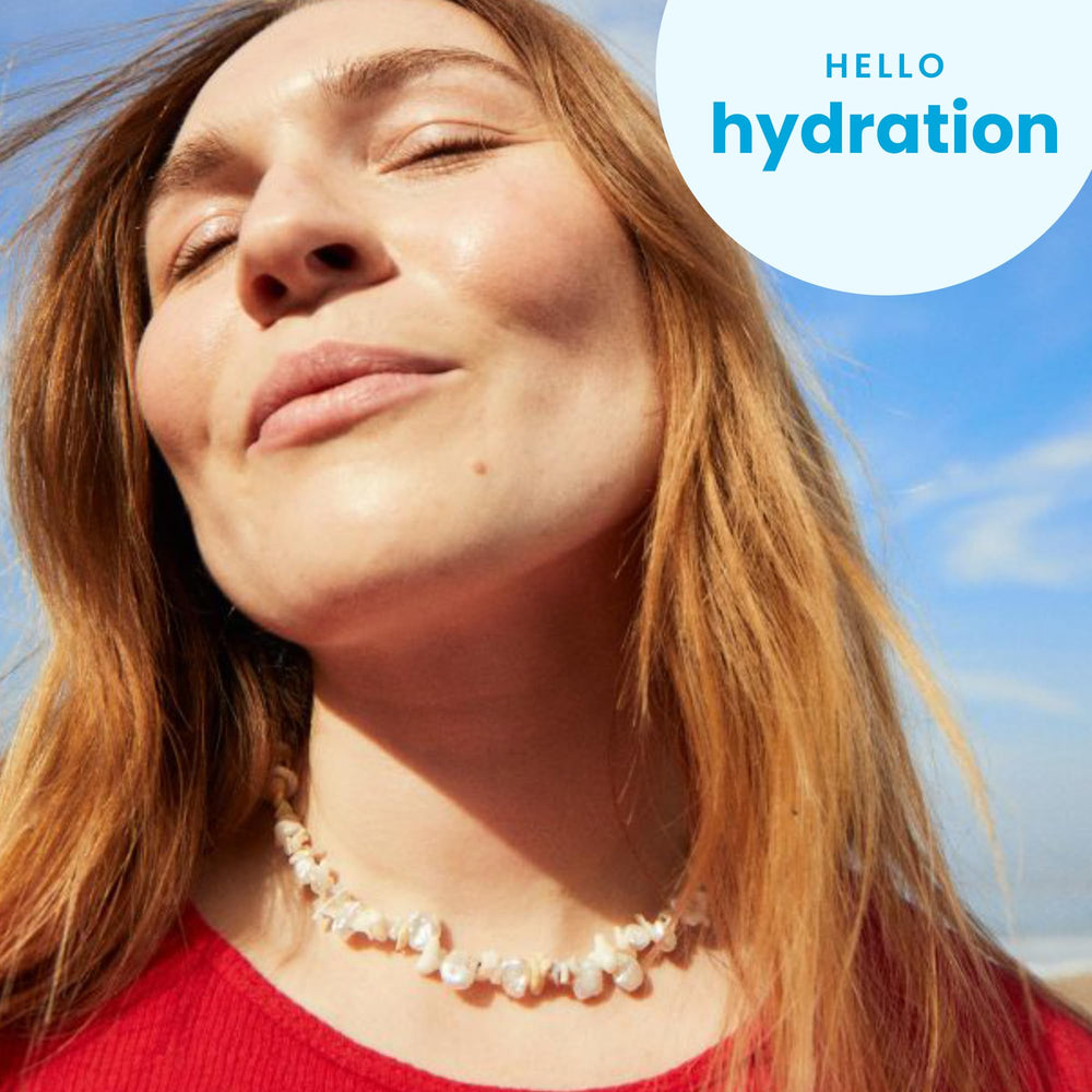 Hydration boost from hyaluronic acid in the mist on sun-exposed skin.
