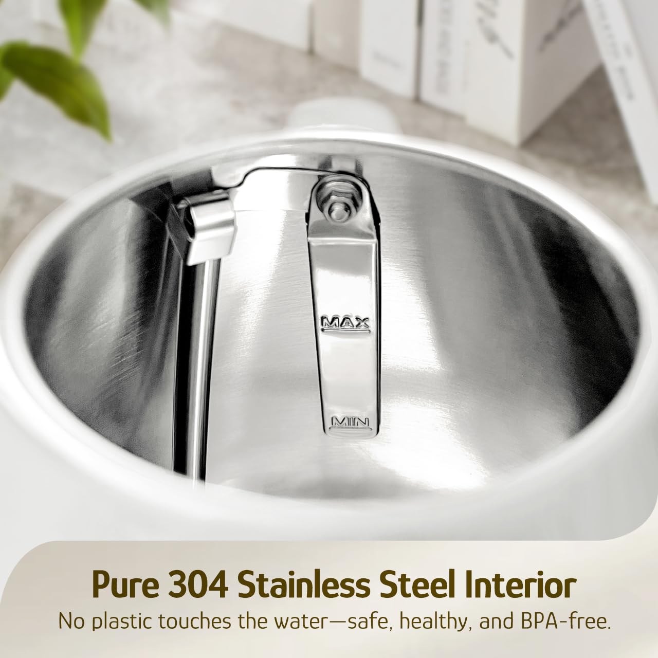Hazel Quinn cordless 360-degree base for easy, flexible pouring