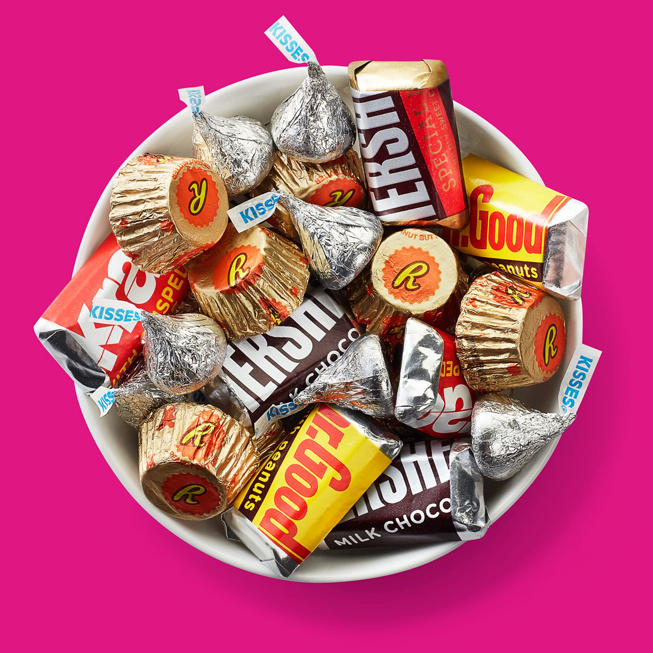 HERSHEY'S MR GOODBAR peanuts bars tray-ready.