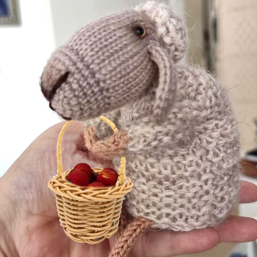 Honbay tiny baskets ideal Easter and country-themed decorations.