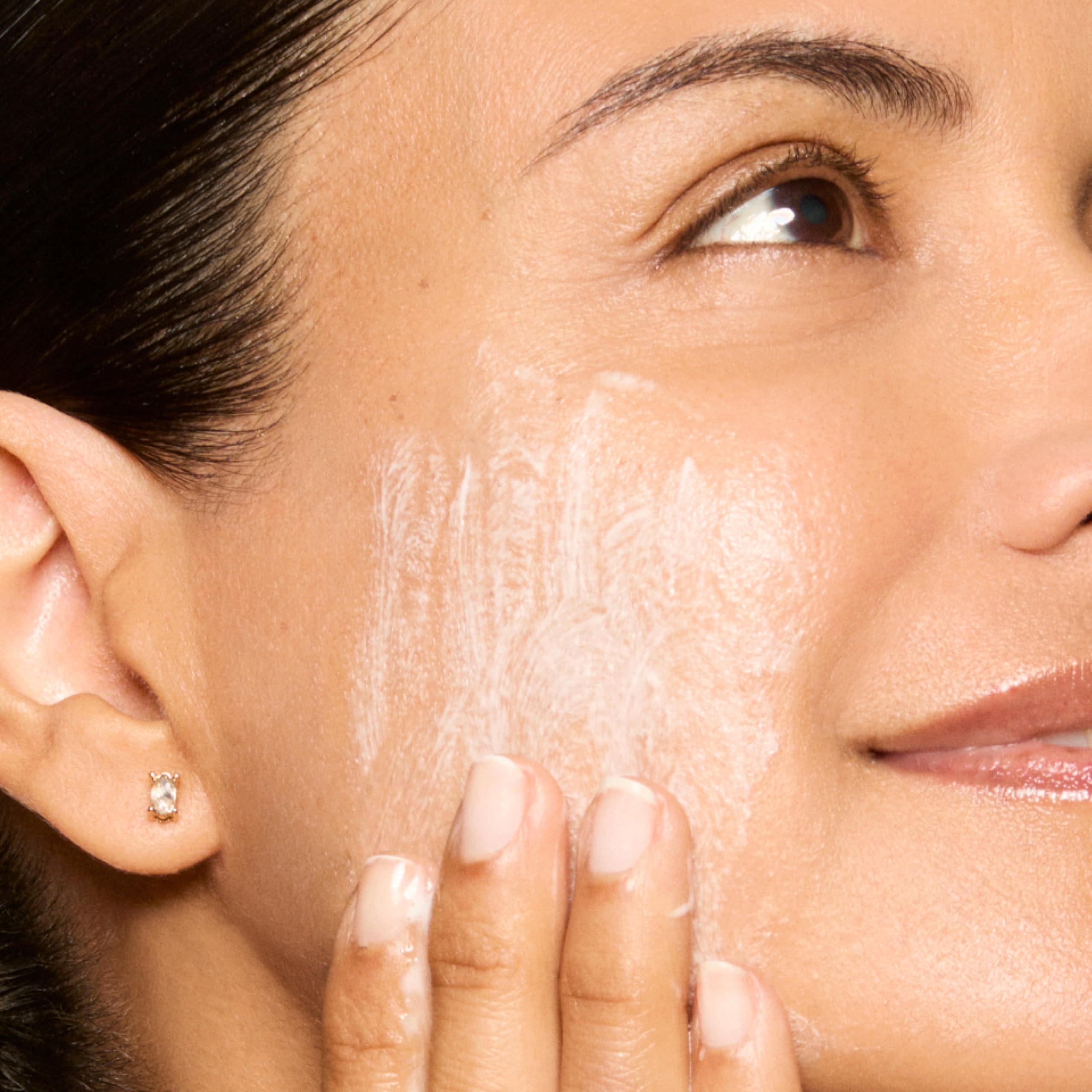 Honest Beauty vegan formula icon with soothing ingredients close-up.