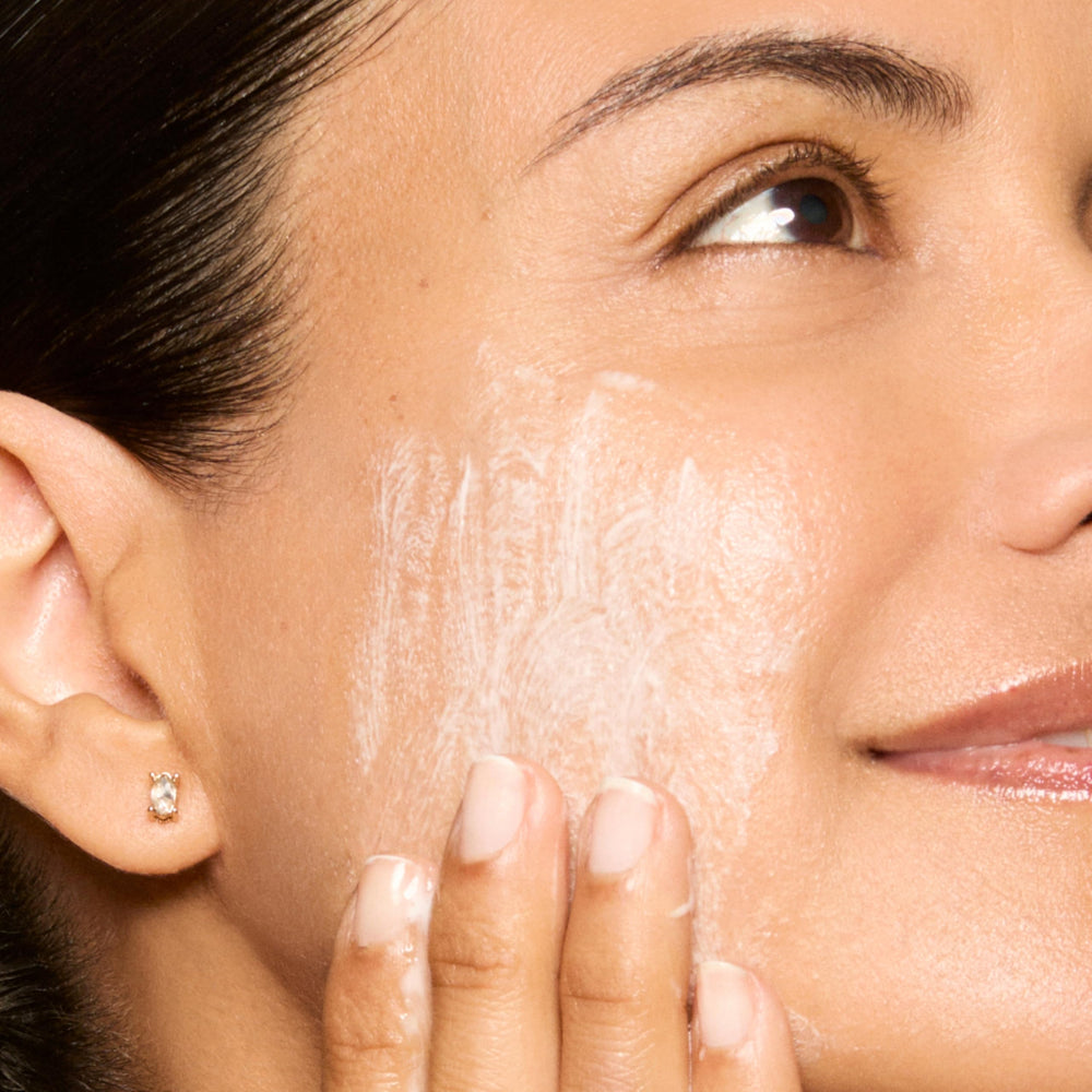 Honest Beauty vegan formula icon with soothing ingredients close-up.