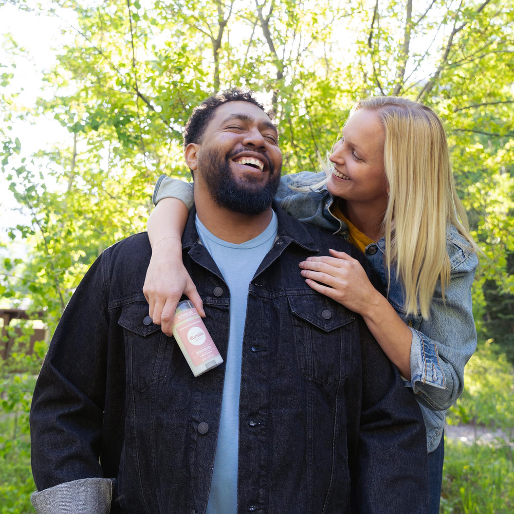 Ingredient highlights include non-GMO corn starch for gentle odor balance