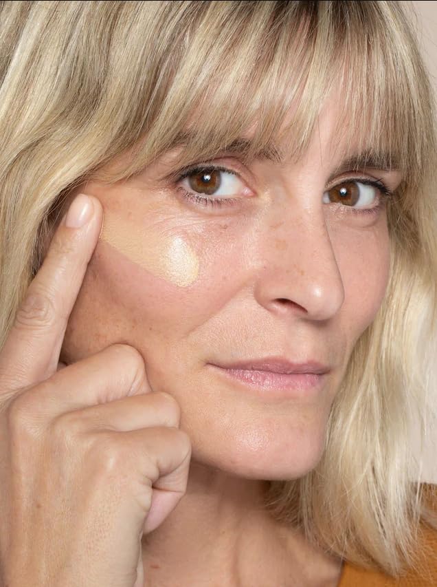 Cap closeup of ILIA Super Serum Skin Tint SPF 40 for easy dosing.