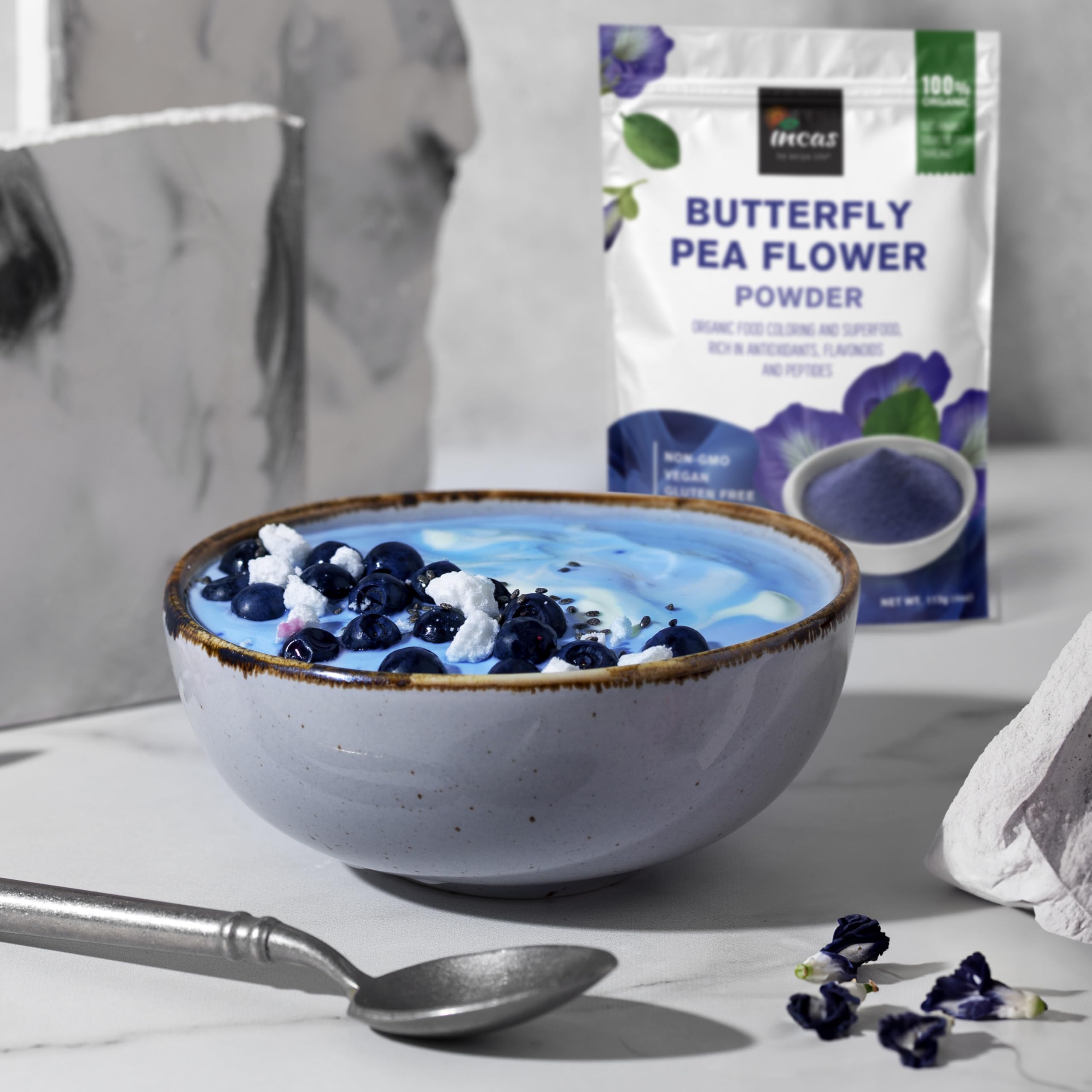 Incas Smoothie bowl with blue tones featuring butterfly pea powder.