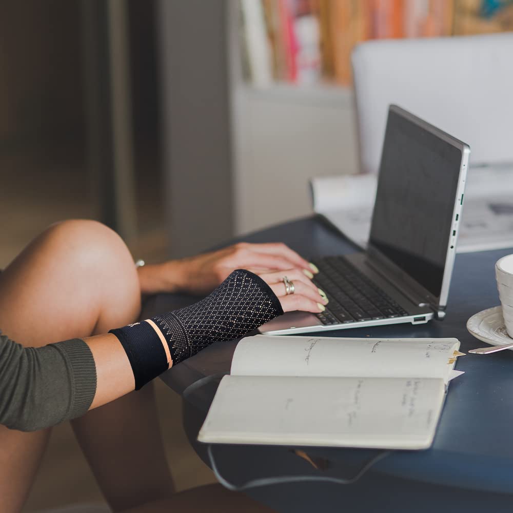 Daily activities with INDEEMAX copper wrist sleeve for joint comfort