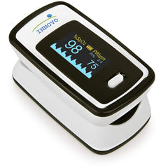 Innovo IP900AP display showing SpO2 and pulse rate on a clear OLED screen for quick checks.