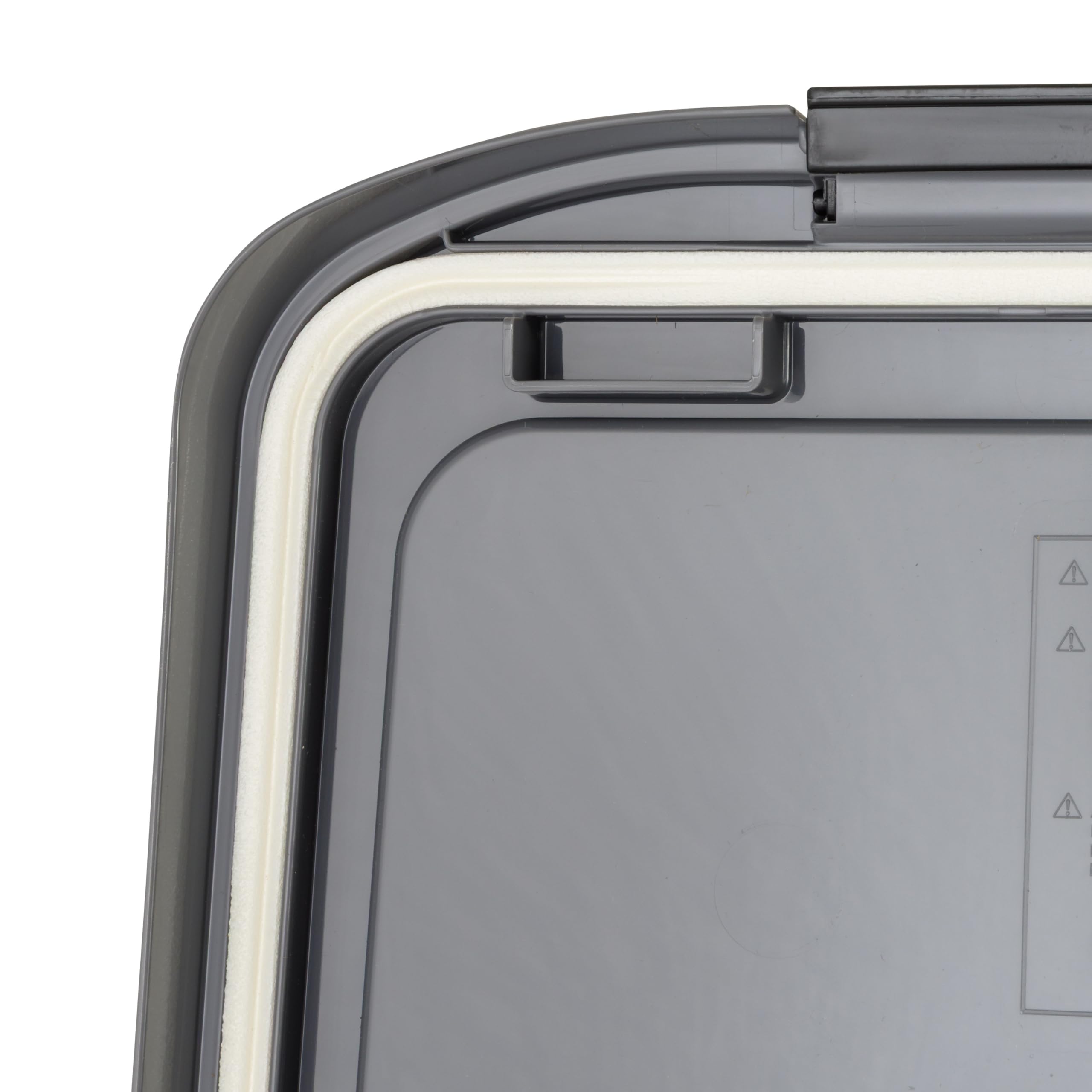 IRIS USA durable plastic construction withstands daily scooping.