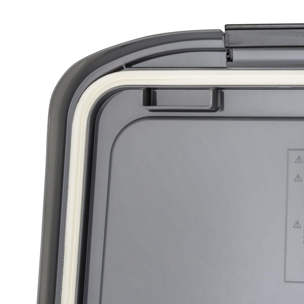 IRIS USA durable plastic construction withstands daily scooping.