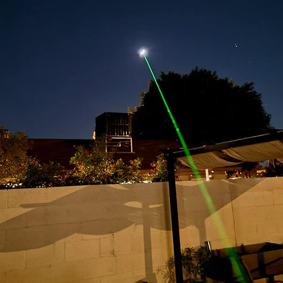 IVVTRYI rotating head projection demonstrates varied patterns in dim environments.