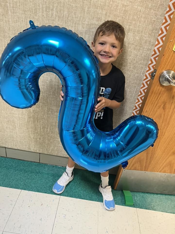 IWERP number balloon 2 with foil finish adds a festive focal point.