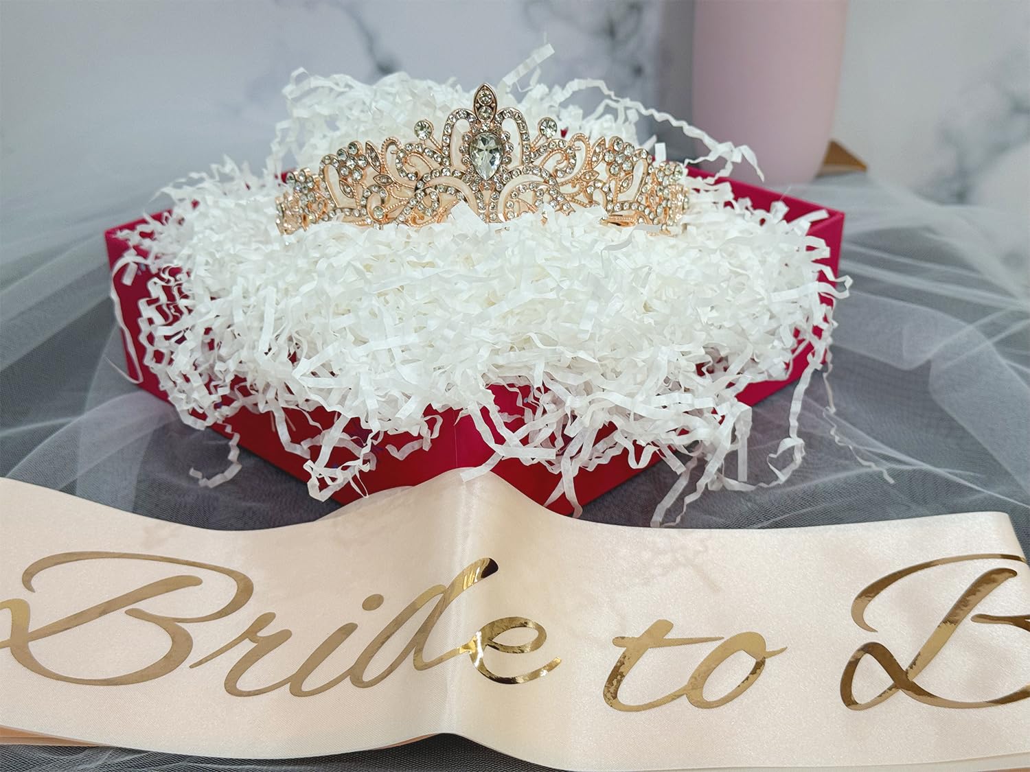 JETKONG white tulle veil with edge details for elegant ceremonial looks.